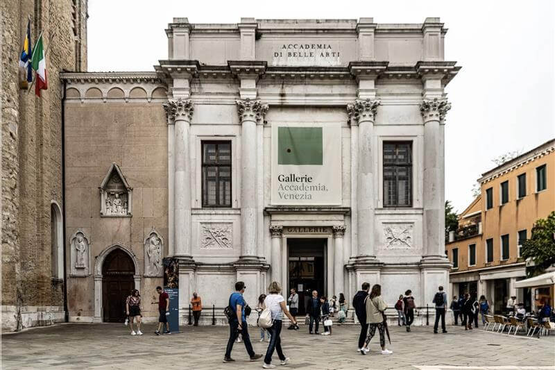 Persone vicino all'ingresso delle Gallerie dell'Accademia, Venezia; architettura classica.