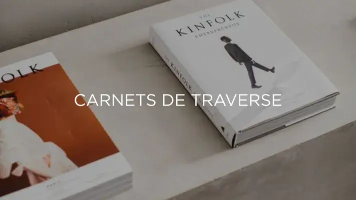 Due riviste Kinfolk su una superficie chiara, con la scritta 'CARNETS DE TRAVERSE' sovrapposta.