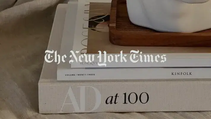 Libri impilati: AD a 100, Kinfolk. Il testo del New York Times li sovrappone.